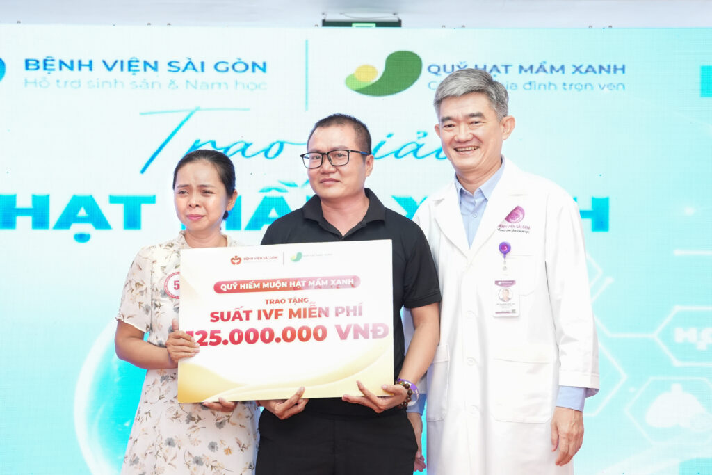 Gia đình đầu tiên may mắn nhận được giải IVF Miễn Phí tại sự kiện
