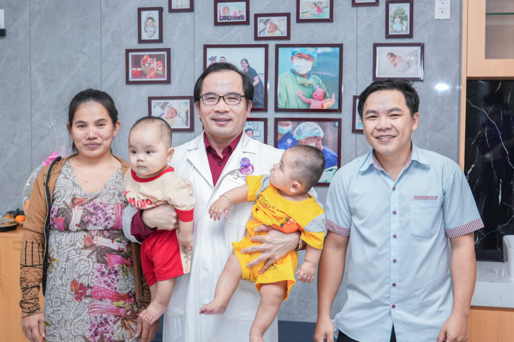 Gia đình anh Trung đưa 2 thiên thần nhỏ đến thăm bác sĩ CKII Hồ Cao Cường vào ngày sự kiện diễn ra