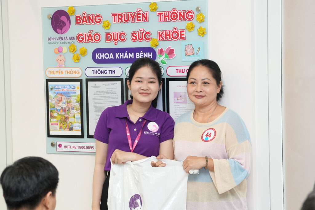 Bệnh Viện còn trao tặng những món quà nhỏ cho khách hàng tham gia sự kiện