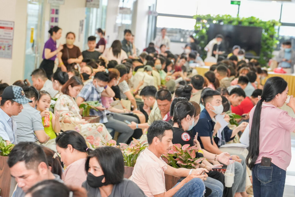 Rất đông ba mẹ đã đến từ rất sớm để check in và thăm khám sức khoẻ sinh sản