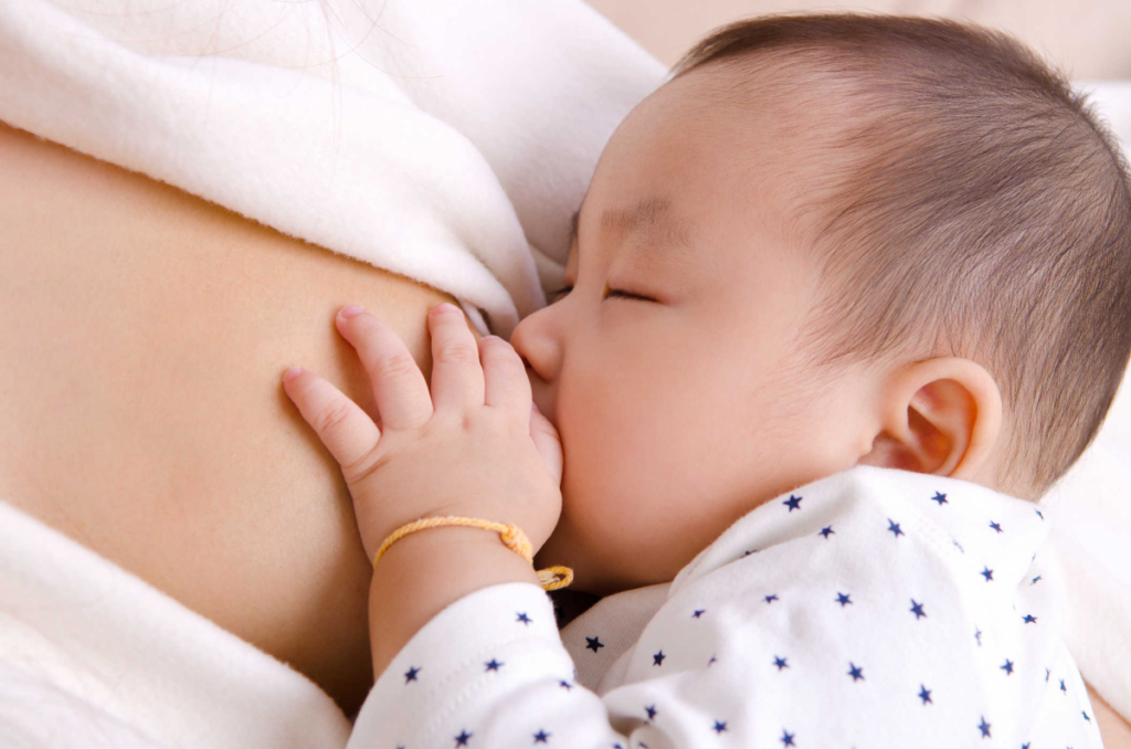 Nuôi con bằng sữa mẹ là một cách phòng ngừa tình trạng thiếu vi chất ở trẻ